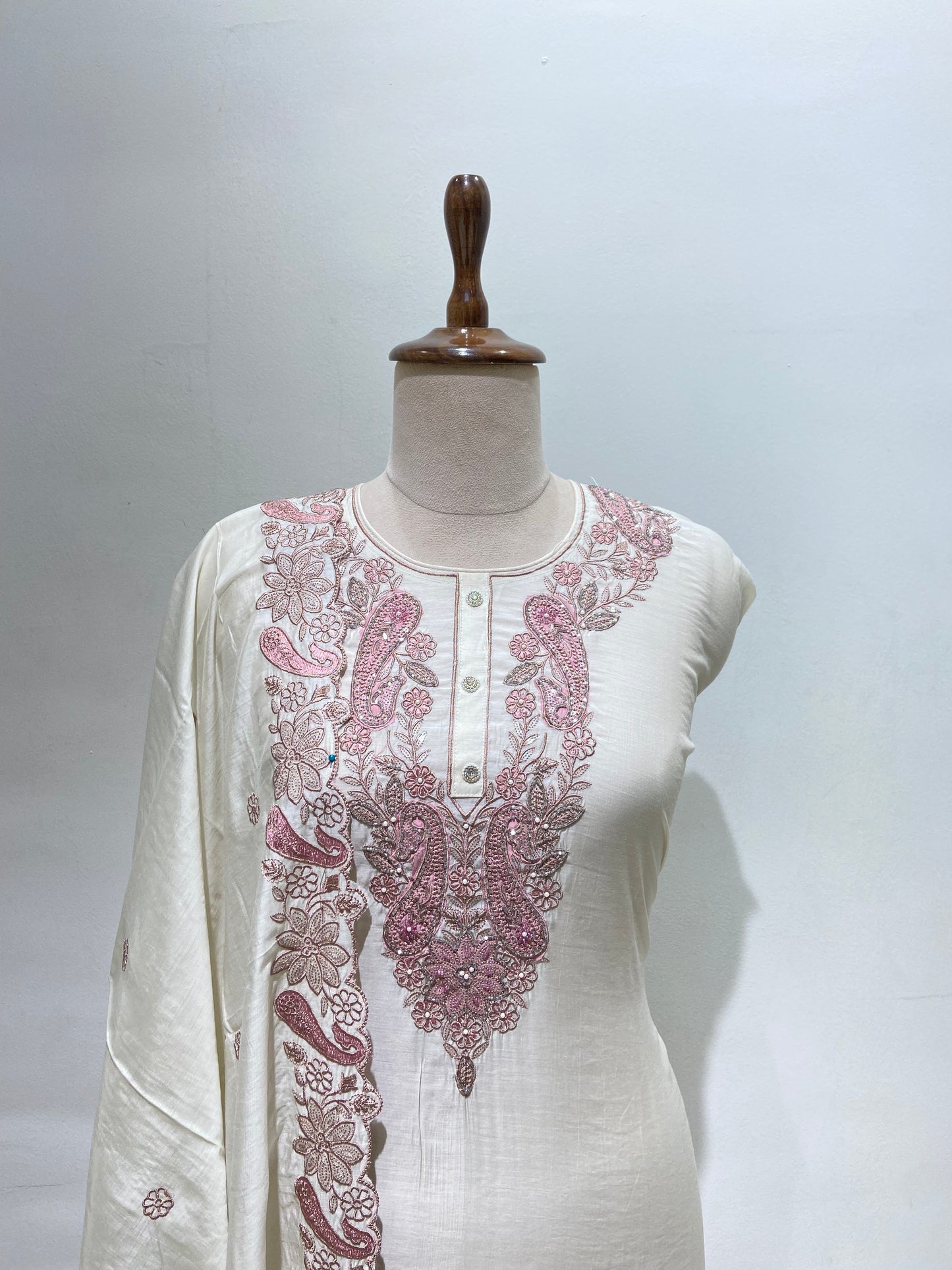 White embroidery suit set