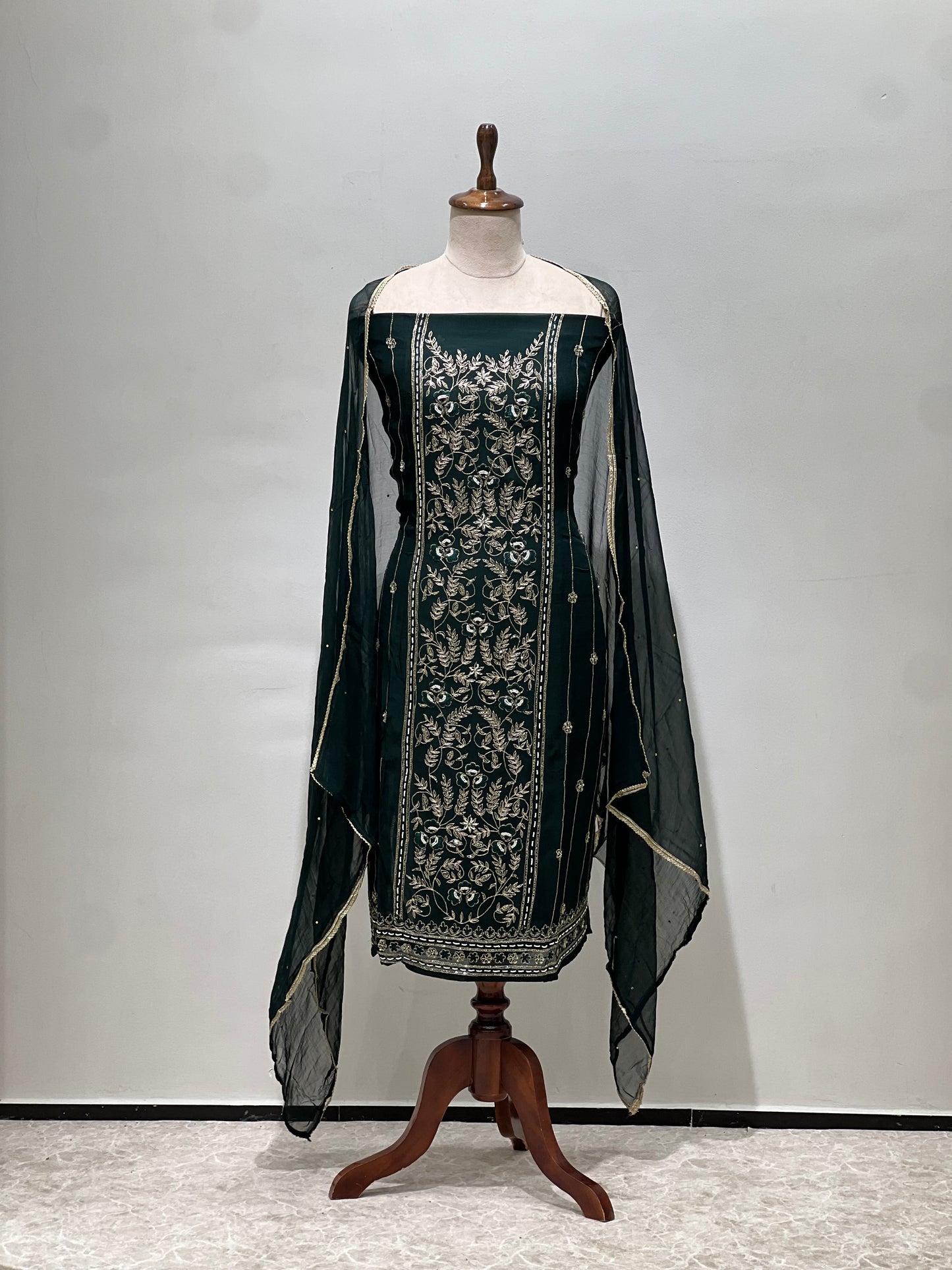 Green embroidery suit set