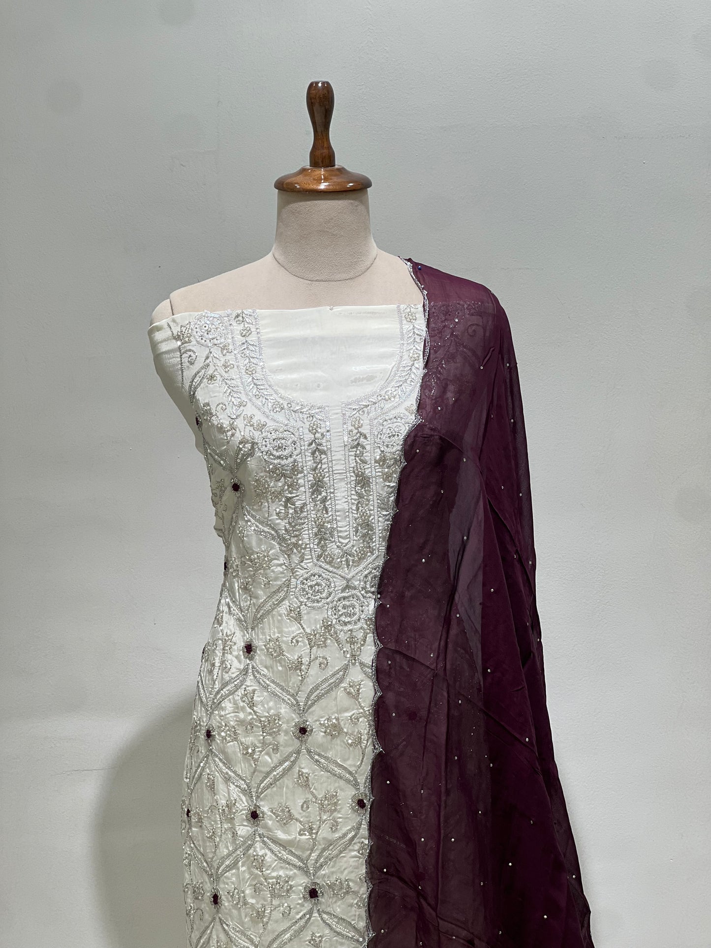 White embroidery suit set