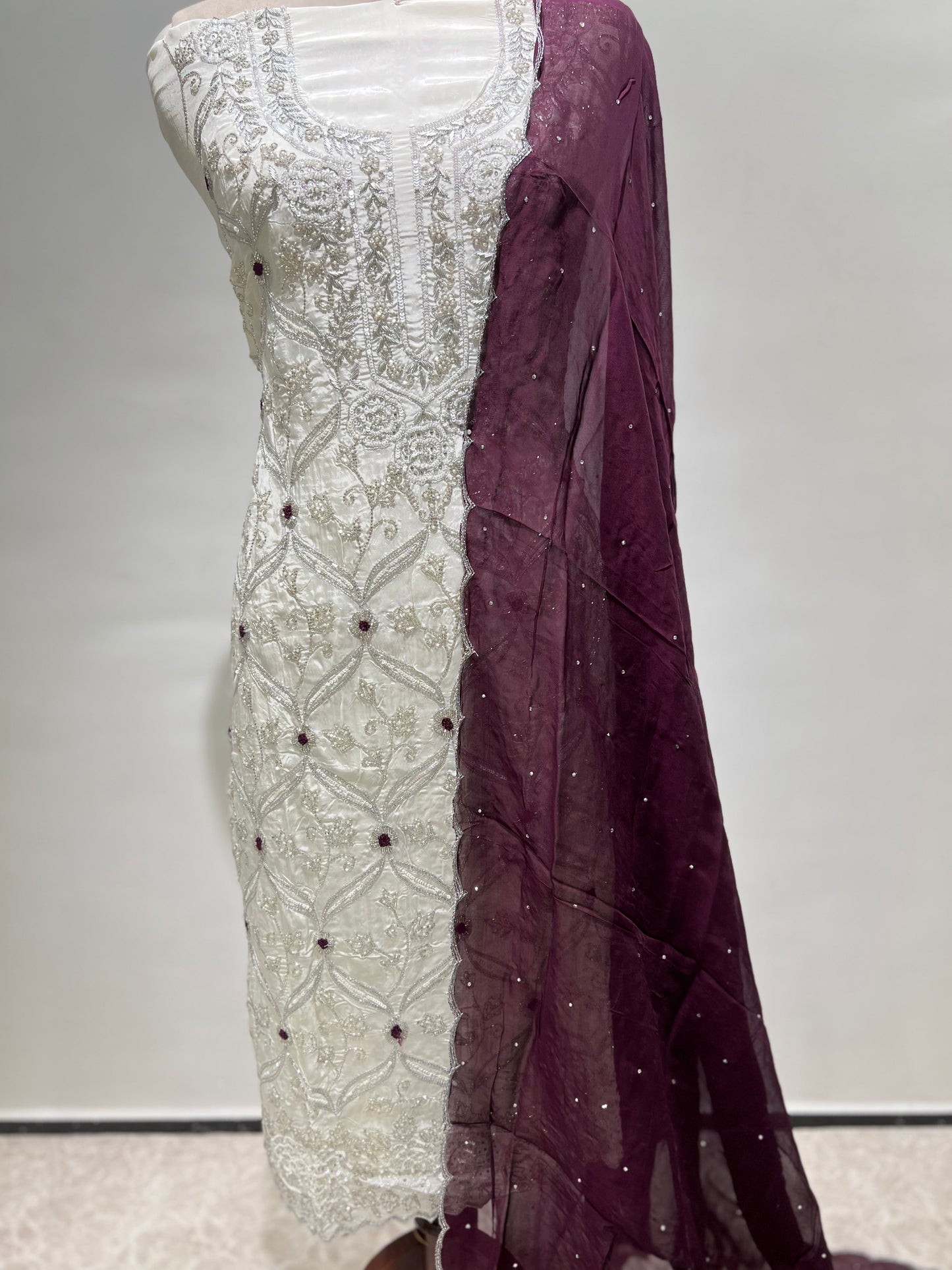 White embroidery suit set